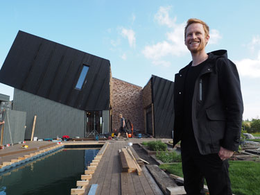 Arkitekt Kristian Edwards i Snøhetta foran Multikomforthuset og svømmebassenget i resirkulert skipscontainer